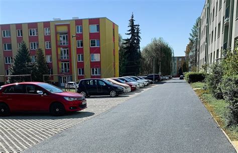 Ulica Magurská v Prešove s bytovými domami a zeleňou