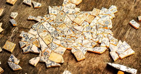 Novomanželia zametajúci črepy z rozbitého taniera