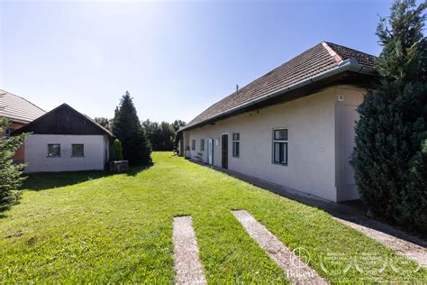 Tradičný vidiecky dom s hospodárskym zázemím