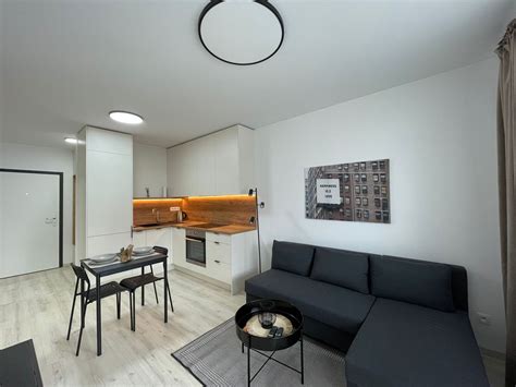 Interiér moderne zariadeného 1-izbového bytu s kuchynským kútom