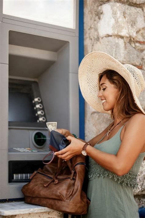 Ilustračná fotografia človeka pri bankomate