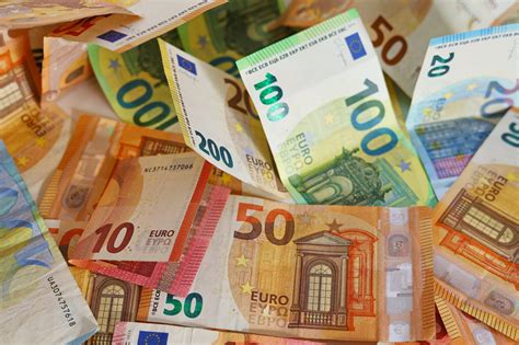 Ilustračná fotografia euro bankovky so škvrnou atramentu