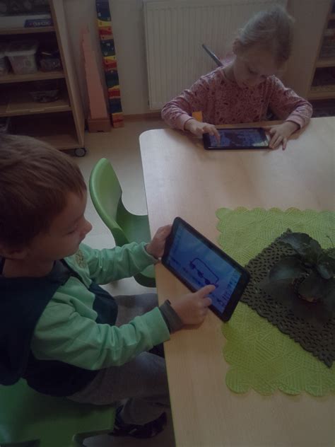 Dieťa hráce sa s tabletom