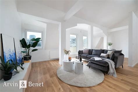 Ilustrácia moderného loftového interiéru s vysokými stropmi a otvoreným priestorom