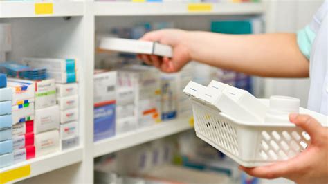 Ilustrácia nesprávnych miest na skladovanie liekov (auto, kúpeľňa, parapet)