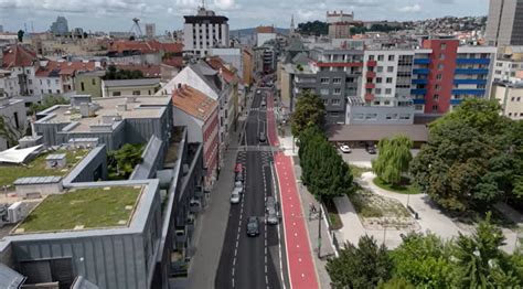 Moderná mestská ulica s novostavbami