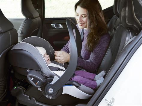 Ilustrácia znázorňujúca rozdiel medzi pripútaným dieťaťom v autosedačke a dieťaťom bez nej pri náraze.