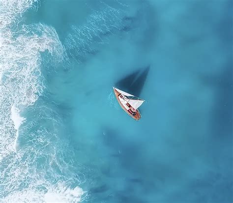 Dvojica priateľov, ktorí sa smejú a pozerajú si do očí