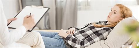 Ilustrácia psychológa vykonávajúceho diagnostický test