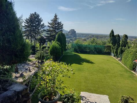 Hrad Devín s výhľadom na sútok Dunaja a Moravy