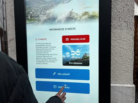 Registračná tabuľa na budove daňového úradu