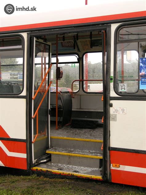 Ilustrácia pasažierov vzadu bez zapnutých pásov pri náhlom brzdení