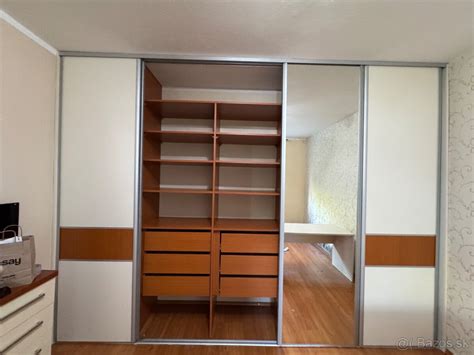 Moderná vstavaná skriňa s vnútorným vybavením