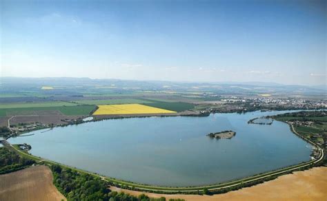 Letecký pohľad na jazero Draždiak s okolitou zeleňou