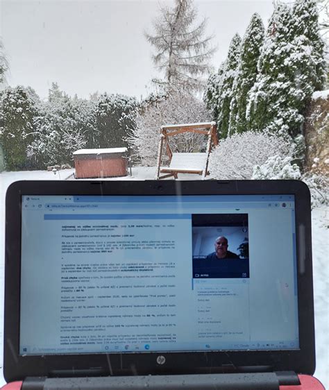 Infografika porovnávajúca výhody a nevýhody práce na zmeny pre zamestnávateľa a zamestnanca