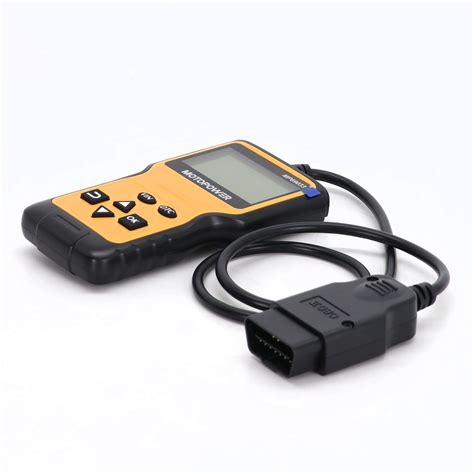 Mechanik pripájajúci diagnostický nástroj k autu
