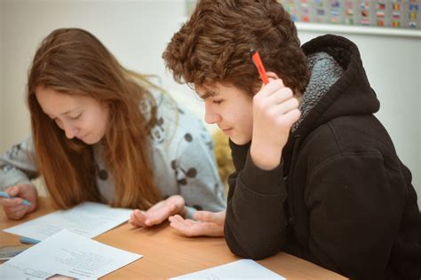 študenti používajúci online jazykový kurz