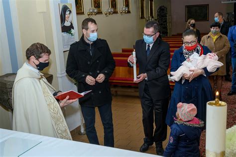 Rodina zúčastňujúca sa krstu