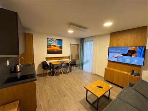 Interiér moderného penthouse s výhľadom na Liptovskú Maru