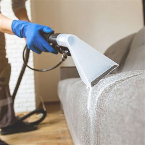 Detailný záber na tepovanie sedačky s profesionálnym vybavením