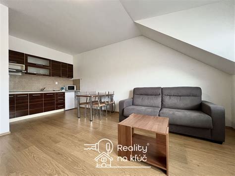 Ilustrácia moderného bytu s elektrickým radiátorom