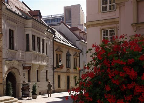 Staromestská ulica s historickými budovami