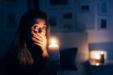 Symbolické znázornenie urieknutia: negatívna energia smerujúca k osobe
