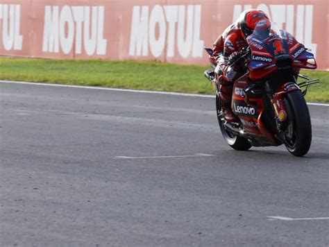 Pretekár na motocykli počas pretekov