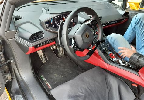 Interiér rally auta s posádkou