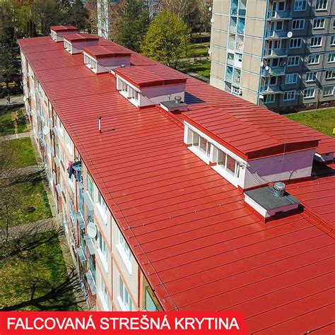 Poškodená strešná krytina po búrke