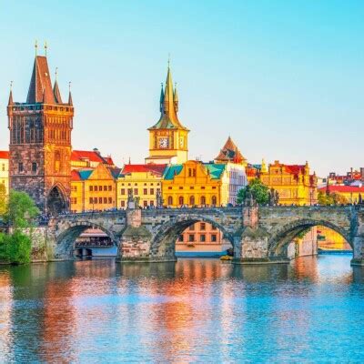 Karlov most s výhľadom na Pražský hrad za súmraku