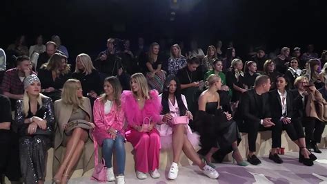 Zuzana Plačková s kúpnou zmluvou na byt v Dubaji
