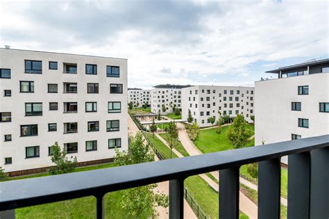 Ilustrácia rôznych typov obydlí: rodinný dom, bytový dom, moderný apartmán