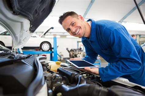 Mechanik diagnostikuje auto