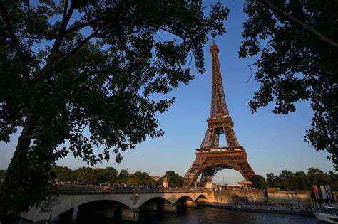 Ulica v Paríži s typickou architektúrou