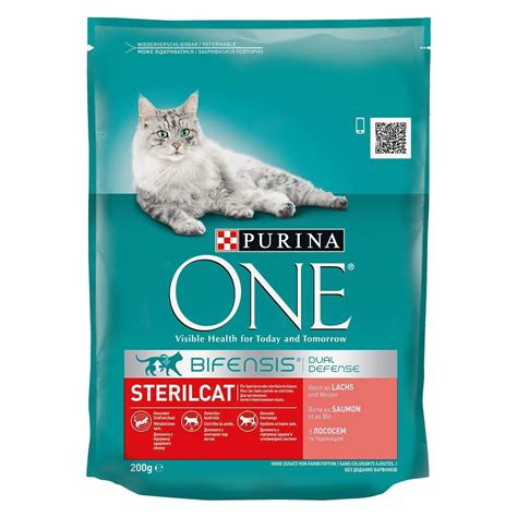 Mačka jediaca granule