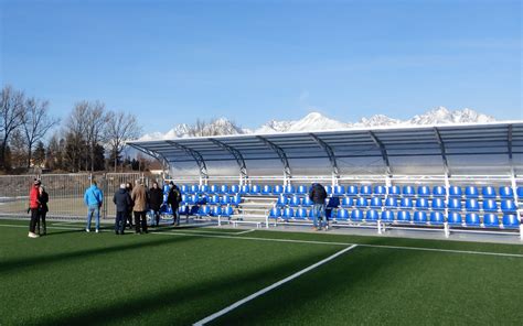 zasnežené futbalové ihrisko v Mongolsku