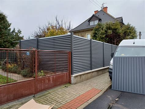 Ilustrácia plotu na hranici pozemku s vyznačenými možnými odstupmi