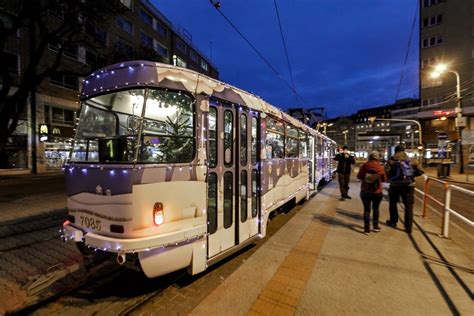 Ilustračný obrázok rušnej ulice v centre Bratislavy s MHD