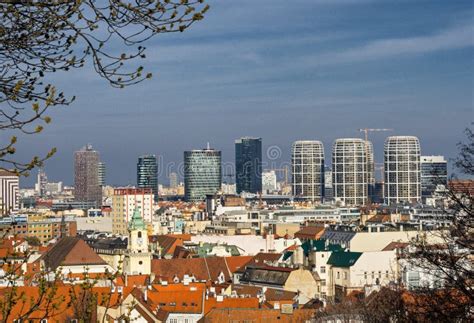 Panorama mesta Bratislava s dominantou Petržalky