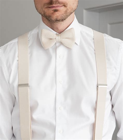 Dieťa v obleku s motýlikom a trakmi