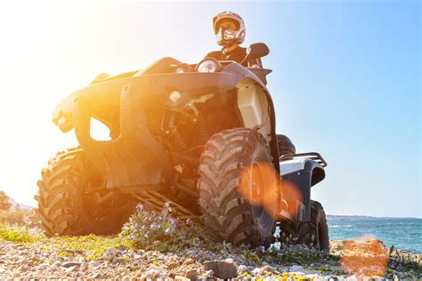 jazdec na štvorkolke v teréne