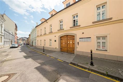 Architektonický detail historického domu na Panenskej ulici