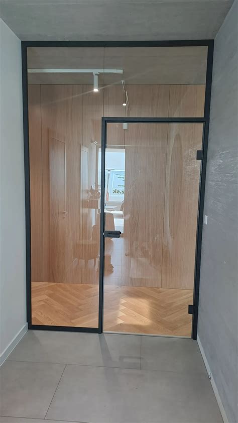 Interiér kúpeľne s modernými dverami