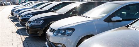 Infografika porovnávajúca nové a jazdené vozidlá