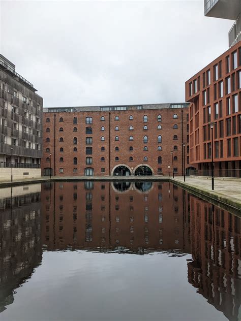 Fotografia staršej tehlovej budovy v Prahe s typickou architektúrou.