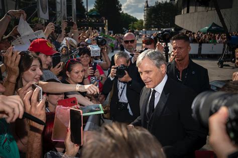 Dav fanúšikov čakajúcich pred vstupom na koncert