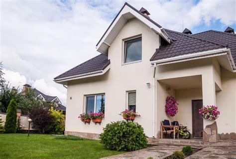 Ilustračná fotografia dvoch možností bývania: jedna s kľúčom od domu a druhá s kľúčom od bytu.