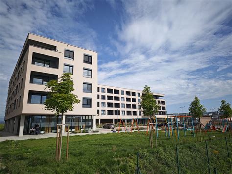 Infografika porovnávajúca náklady na prenájom a kúpu bytu.