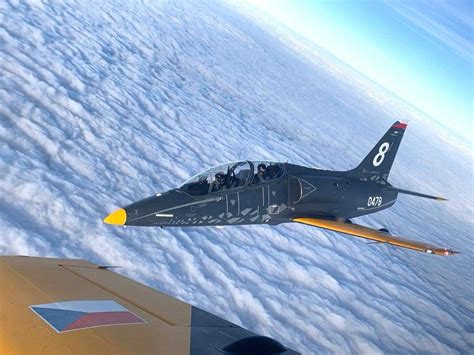 Infografika o nákladoch na letecký výcvik